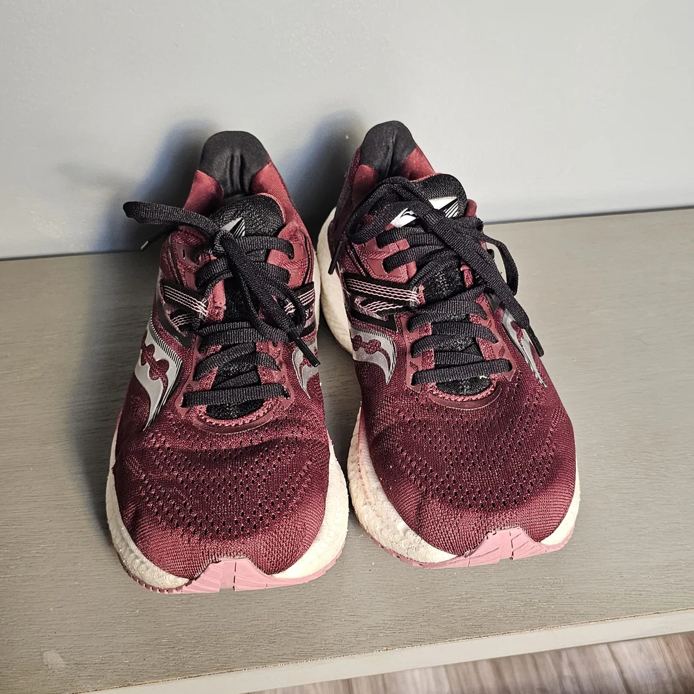 Saucony Women's Triumph 20 running shoes in the sundown rose colorway. Size 7.5